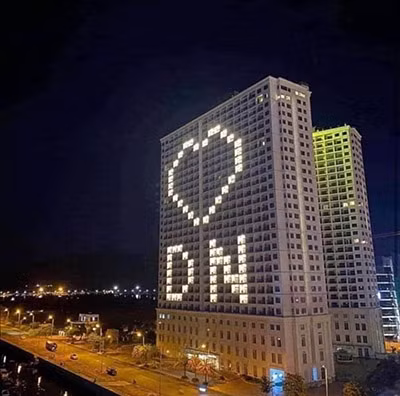 Nhiều tòa nhà ở Đà Nẵng đồng loạt thắp sáng trái tim yêu Đà Nẵng hằng đêm.