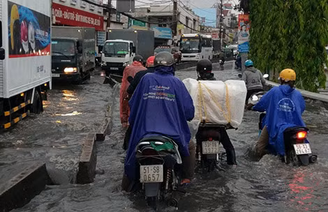 Nước ngập mênh mông trên đường Tô Ngọc Vân, quận Thủ Đức. Ảnh: Gia Minh.