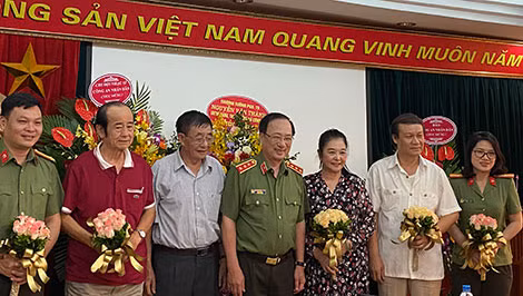 Thượng tướng Nguyễn Văn Thành và nghệ sĩ nhân dân Đặng Xuân Hải - Chủ tịch Hội Điện ảnh Việt Nam tặng hoa Ban Chấp hành Chi hội Điện ảnh CAND.