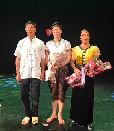 Minh cùng bố mẹ trong buổi lễ tốt nghiệp đại học.