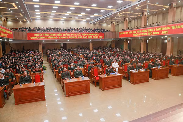 Các đại biểu tham dự lễ mít tinh.
