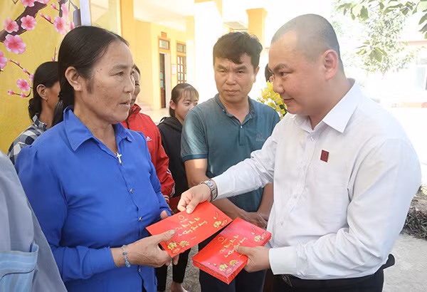 Đại diện Công ty TNHH MTV Hoa Sen Nghệ An trao quà cho bà con xã Quỳnh Vinh. Đại diện Công ty TNHH MTV Hoa Sen Nghệ An trao quà cho bà con xã Quỳnh Vinh.
