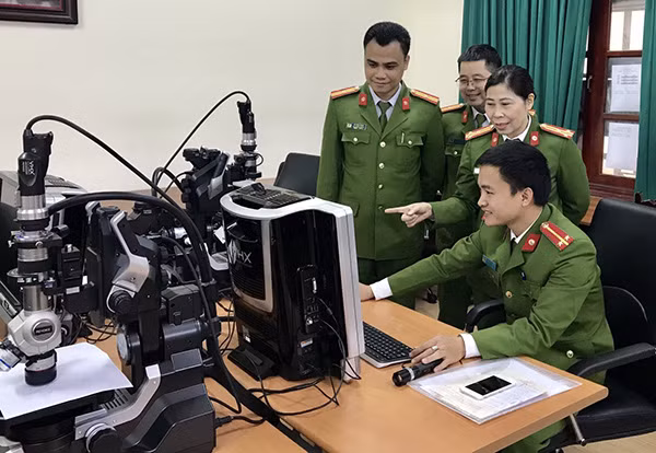 Cán bộ Viện Khoa học hình sự, giám định bài thi trên máy kiểm tra.