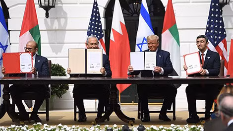 Ngoại trưởng Bahrain Abdullatif al-Zayani, Thủ tướng Israel Benjamin Netanyahu, Tổng thống Mỹ Donald Trump và Ngoại trưởng UAE Abdullah bin Zayed Al-Nahyan tại lễ ký thỏa thuận bình thường hóa quan hệ.