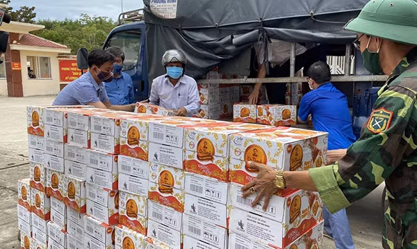 Với sự nỗ lực cao, chỉ trong thời gian ngắn, 12.000 sản phẩm Trà Thanh Nhiệt Dr Thanh đã được vận chuyển gấp để trao tặng thị xã Điện Bàn vào sáng sớm ngày 4/8/2020.