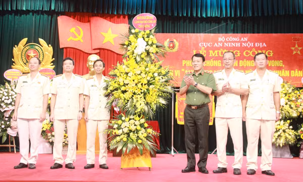 Trung tướng Lương Tam Quang tặng hoa chúc mừng CBCS Phòng 6.