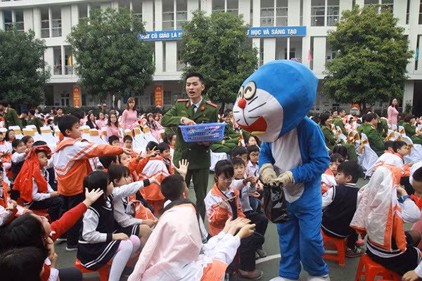 Anh Doremon thưởng quà cho những bạn học sinh thi thử tài kiến thức. Anh Doremon thưởng quà cho những bạn học sinh thi thử tài kiến thức.