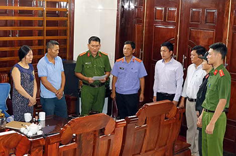 Cơ quan công an, viện kiểm sát thực hiện thủ tục khám xét khẩn cấp chỗ ở của các đối tượng.