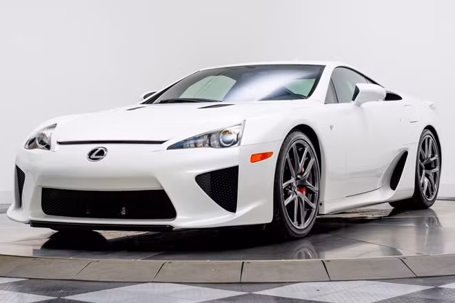 Hình ảnh chiếc Lexus FLA được rao bán giá trên trời.
