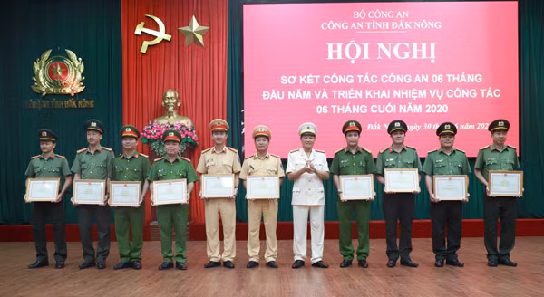 Đại tá Nguyễn Văn Hùng - Phó Giám đốc Công an tỉnh Đắk Nông trao Bằng khen của Bộ Công an cho các cá nhân.