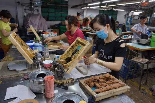 Ảnh minh hoạ: Người dân được hỗ trợ do gặp khó khăn do dịch COVID-19. Ảnh minh hoạ: Người dân được hỗ trợ do gặp khó khăn do dịch COVID-19.