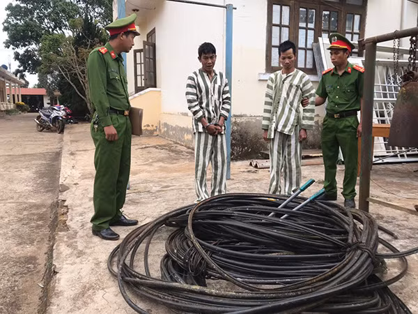 2 đối tượng cùng tang vật.