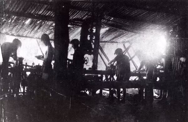 Công an xưởng Nam Bộ chế tạo vũ khí phục vụ kháng chiến, năm 1949. Công an xưởng Nam Bộ chế tạo vũ khí phục vụ kháng chiến, năm 1949.