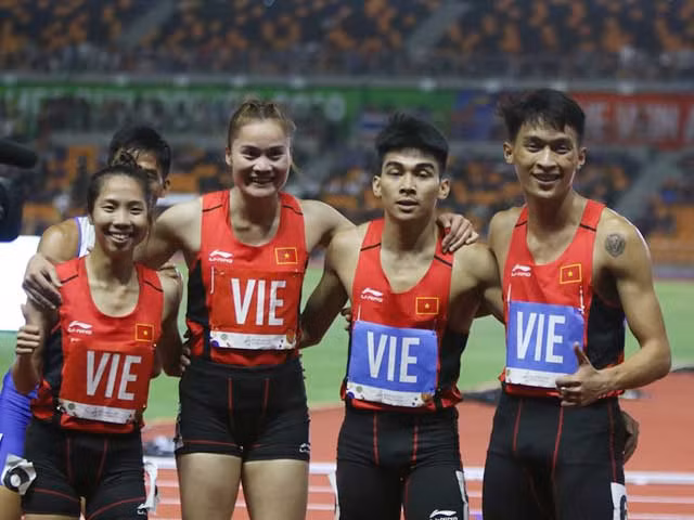 Đội tuyển 4x400m hỗn hợp giành ngôi vô địch SEA Games 30.