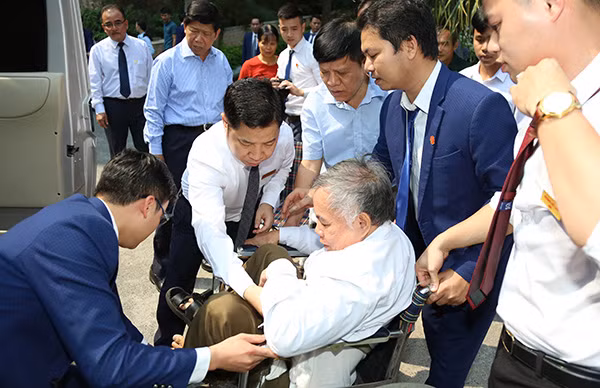 Cán bộ, nhân viên Tập đoàn Quốc tế Phượng Hoàng đón các thương bệnh binh tới thăm, giao lưu Resort Phoenix Bắc Ninh (tháng 9-2019).