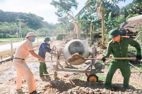 Trong buổi sáng, các lực lượng đã tập trung xây dựng được trên 100m tường rào nhà dân tại thôn Lâm Bình xã Sơn Lâm, Hương Sơn, Hà Tĩnh...