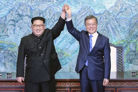 Tổng thống Moon Jae-in và Chủ tịch Kim Jong-un trong cuộc gặp lịch sử.
