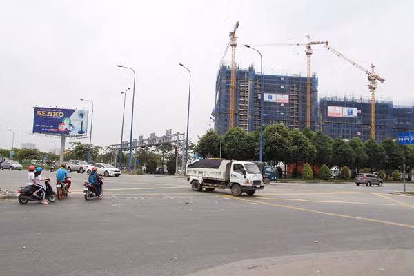Tuyến đường song hành nối vào nút giao An Phú.
