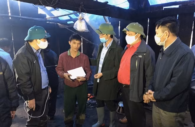 Đồng chí Hà Trọng Hải, Phó Chủ tịch UBND tỉnh Lai Châu cùng lãnh đạo Hội Chữ Thập đỏ tỉnh Lai Châu và huyện Phong thổ trao hỗ trợ cho gia đình anh Ma A Sèng có vợ chết và con bị mất tích do giông lốc.