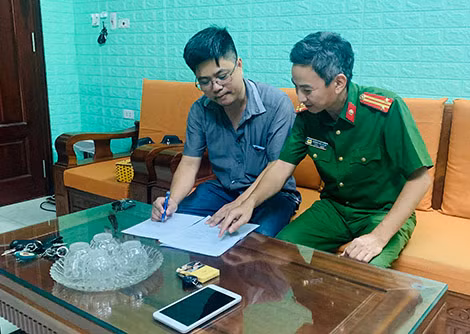 Trung tá Dương Văn Duẩn (Công an phường Phúc Lợi) hướng dẫn người dân kê khai thông tin cá nhân. Trung tá Dương Văn Duẩn (Công an phường Phúc Lợi) hướng dẫn người dân kê khai thông tin cá nhân.