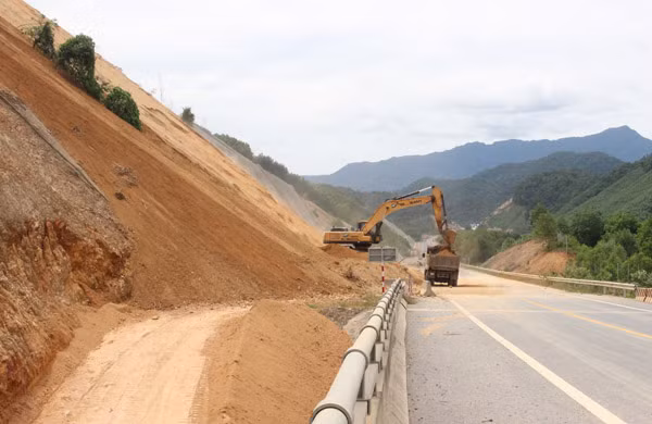 Đơn vị thi công xử lý điểm sạt trượt trên cao tốc La Sơn - Túy Loan, đoạn qua xã Hương Lộc, huyện Nam Đông, tỉnh Thừa Thiên-Huế. Đơn vị thi công xử lý điểm sạt trượt trên cao tốc La Sơn - Túy Loan, đoạn qua xã Hương Lộc, huyện Nam Đông, tỉnh Thừa Thiên-Huế.