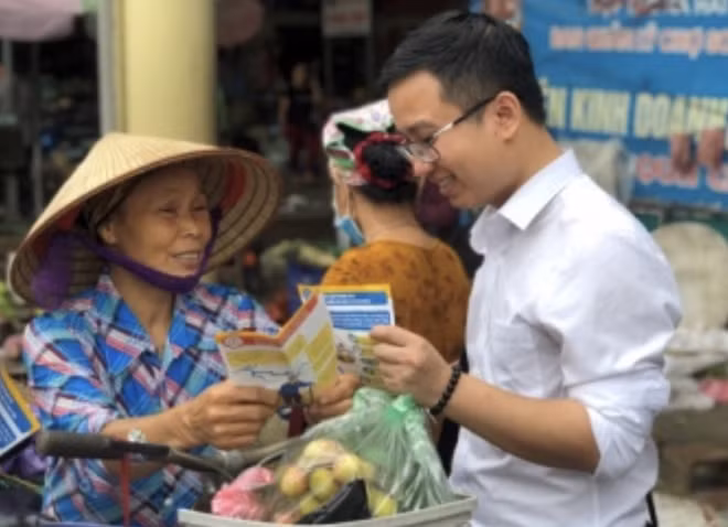Tuyên truyền chính sách Bảo hiểm xã hội tự nguyện đến người dân.