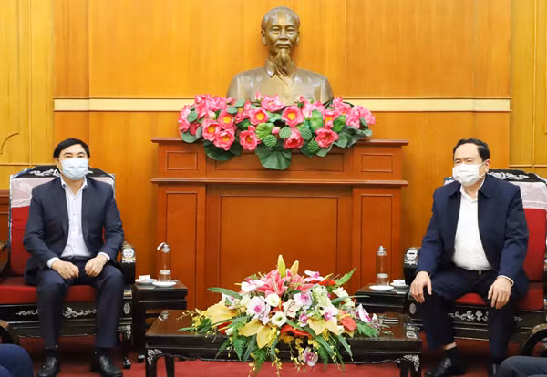 Đồng chí Trần Thanh Mẫn trao đổi, trò chuyện cùng đồng chí Trần Quốc Cường, Phó Trưởng Ban Nội chính Trung ương.