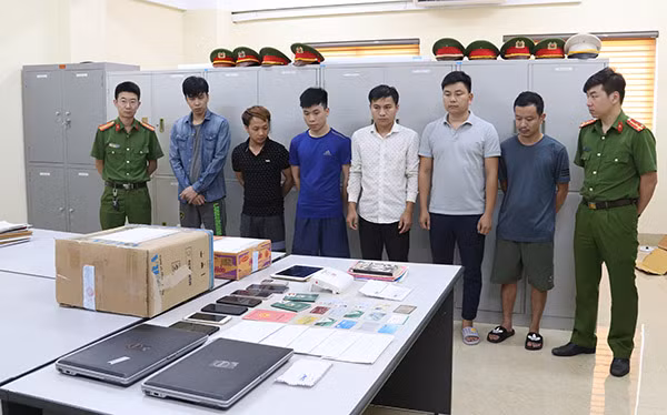Các đối tượng cùng tang vật tại cơ quan Công an.