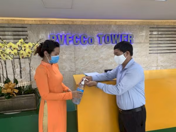 Tiến hành khử khuẩn khi vào làm việc tại toà nhà PVFCCo.