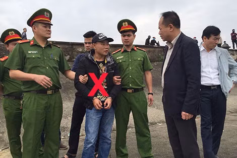 Công an TP Hà Nội dẫn giải đối tượng Trần Hữu Trung (mũ đen) tìm tang vật vụ án. Công an TP Hà Nội dẫn giải đối tượng Trần Hữu Trung (mũ đen) tìm tang vật vụ án.