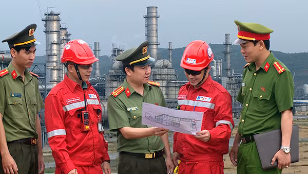 Lực lượng Công an nhân dân phối hợp với lực lượng tại chỗ bảo đảm an ninh, trật tự tại các khu công nghiệp.