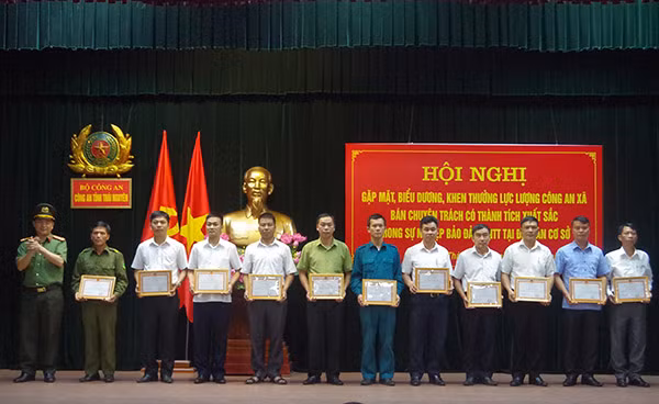 Tặng quà cho các đồng chí Công an xã bán chuyên trách có thành tích xuất sắc và thân nhân liệt sỹ, thương binh Công an xã.