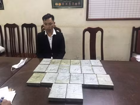 Đối tượng và tang vật vụ án.