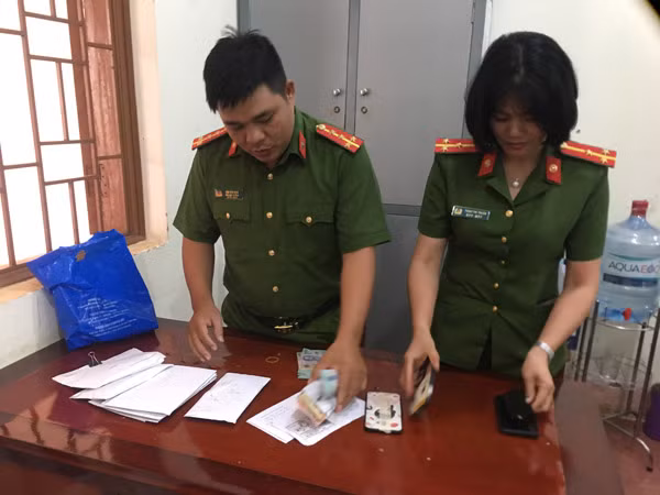CBCS Phòng Cảnh sát hình sự Công an tỉnh Đắk Nông đang kiểm tra tang vật thu giữ.