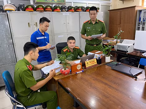 Đội trưởng Khúc Thanh Tuấn và đồng đội trong một ngày làm việc.