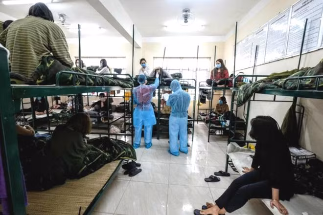 Người lao động ngừng việc do đi cách ly được hưởng lương ít nhất bằng lương tối thiểu vùng.