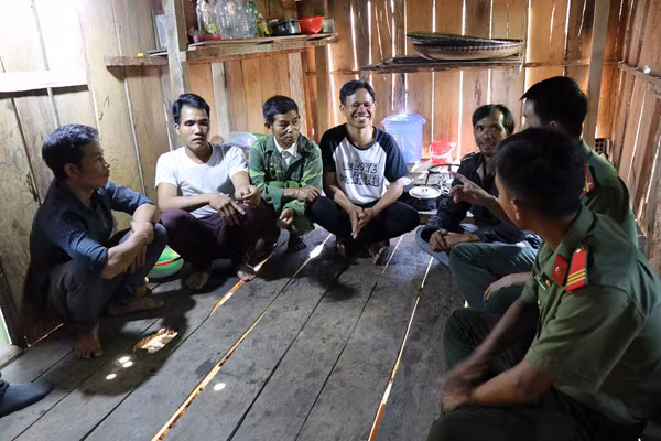 Các anh Kưnh, Jưr, Lũp (thứ 2, 3, 5 từ trái sang) trở về trong vòng tay yêu thương của gia đình, cộng đồng. Các anh Kưnh, Jưr, Lũp (thứ 2, 3, 5 từ trái sang) trở về trong vòng tay yêu thương của gia đình, cộng đồng.