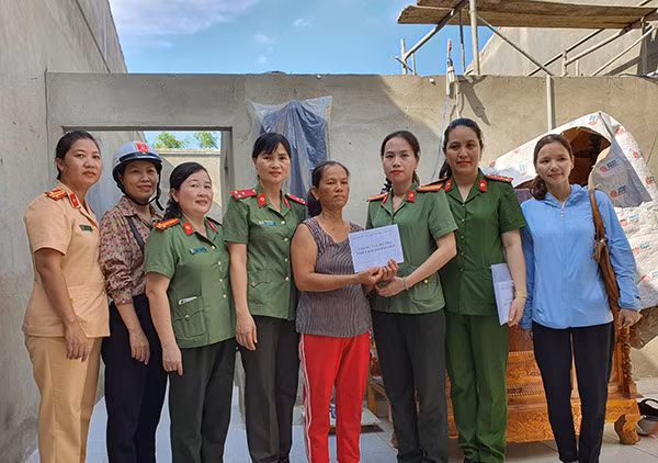 Đại diện Hội Phụ nữ Công an tỉnh Thừa Thiên-Huế tặng quà cho người dân ở xã Thủy Thanh. Đại diện Hội Phụ nữ Công an tỉnh Thừa Thiên-Huế tặng quà cho người dân ở xã Thủy Thanh.