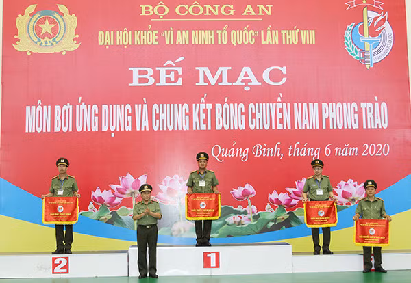 Ban tổ chức trao giải cho các đơn vị đạt thành tích cao môn bơi ứng dụng.