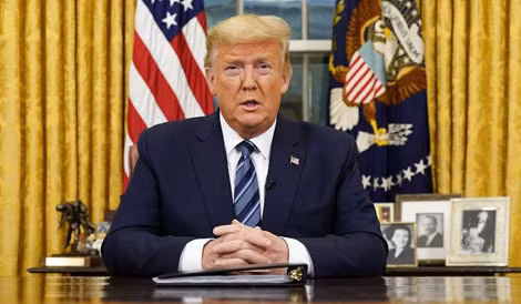 Tổng thống Donald Trump phát biểu tại Phòng Bầu dục ở Nhà Trắng về tình hình đại dịch COVID-19.