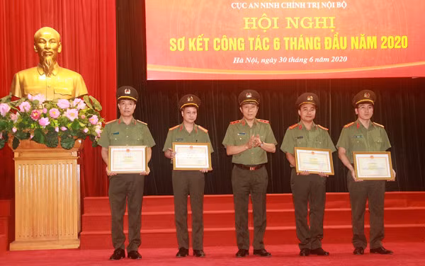 Thứ trưởng Lương Tam Quang đã trao Bằng khen của Bộ Công an tặng các tập thể xuất sắc.
