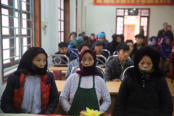 Đông bà con có mặt tại Hội trường UBND xã Ma Lé từ sớm.