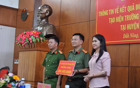 Phó Chủ tịch UBND tỉnh Đắk Nông Tôn Thị Ngọc Hạnh biểu dương, khen thưởng Ban Chuyên án. Phó Chủ tịch UBND tỉnh Đắk Nông Tôn Thị Ngọc Hạnh biểu dương, khen thưởng Ban Chuyên án.