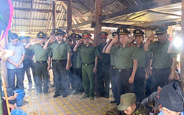 Đại tá Đinh Công Thành, Phó Giám đốc Công an tỉnh Sơn La cùng cán bộ chiến sĩ các đơn vị viếng đồng chí Quàng Văn Xôm.