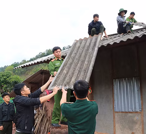 Công an tỉnh Điện Biên phối hợp với Bộ đội Biên phòng xây nhà tình nghĩa cho bà con ở A Pa Chải, xã Sín Thầu, huyện Mường Nhé, tỉnh Điện Biên. Ảnh: Minh Tiến.