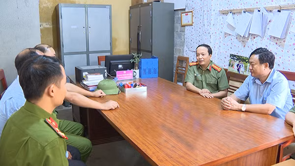 Đại tá Đặng Hồng Đức kiểm tra, đánh giá kiểm tra kết quả công tác của lực lượng Công an xã Phình Hồ, huyện Trạm Tấu, tỉnh Yên Bái.