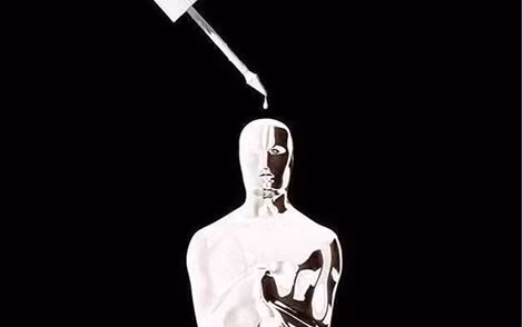 Bức biếm họa tượng vàng Oscar được sơn trắng.