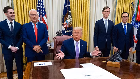 Tổng thống Mỹ Donald Trump vui mừng đón nhận thông tin về thỏa thuận lịch sử tại phòng bầu dục trước các đại diện của cả Israel và UAE. Tổng thống Mỹ Donald Trump vui mừng đón nhận thông tin về thỏa thuận lịch sử tại phòng bầu dục trước các đại diện của cả Israel và UAE.