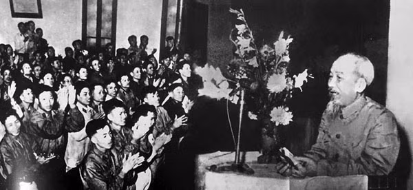 Chủ tịch Hồ Chí Minh đến thăm và nói chuyện với cán bộ tại Hội nghị Mừng công của Trung đoàn 600 CAND vũ trang, ngày 21-12-1965.