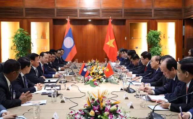 Thủ tướng Nguyễn Xuân Phúc hội đàm với Thủ tướng Lào Thongloun Sisoulith.